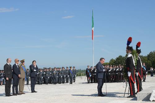 La deposizione della corona d'alloro ai Caduti nel Sacrario di Redipuglia 